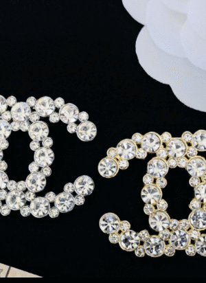 Chanel brooch (zixi)