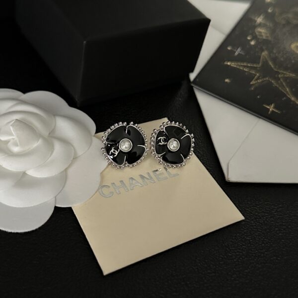 Chanel earrings （小金鱼）