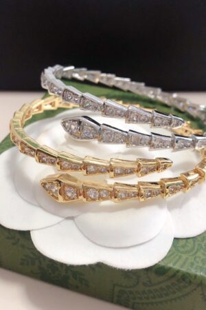 Snake-shaped diamond bracelet （李惠子）