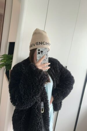 Givenchy GIVENCHY, knitted hat 😘 cashmere material 🙆🏻 cable knit pattern 😱 simple and elegant 👍 the tight knitting method is very thick, soft and comfortable 🙈 warm and fashionable ❤️ you can't put it down 👍 dear, hurry up and get it 👍😘 same style for men and women!
