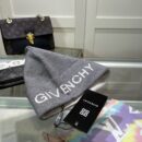 Givenchy GIVENCHY, knitted hat 😘 cashmere material 🙆🏻 cable knit pattern 😱 simple and elegant 👍 the tight knitting method is very thick, soft and comfortable 🙈 warm and fashionable ❤️ you can't put it down 👍 dear, hurry up and get it 👍😘 same style for men and women!