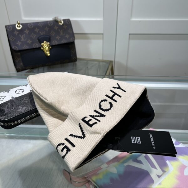 Givenchy GIVENCHY, knitted hat 😘 cashmere material 🙆🏻 cable knit pattern 😱 simple and elegant 👍 the tight knitting method is very thick, soft and comfortable 🙈 warm and fashionable ❤️ you can't put it down 👍 dear, hurry up and get it 👍😘 same style for men and women! - Image 4