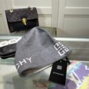 Givenchy GIVENCHY, knitted hat 😘 cashmere material 🙆🏻 cable knit pattern 😱 simple and elegant 👍 the tight knitting method is very thick, soft and comfortable 🙈 warm and fashionable ❤️ you can't put it down 👍 dear, hurry up and get it 👍😘 same style for men and women!