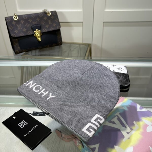 Givenchy GIVENCHY, knitted hat 😘 cashmere material 🙆🏻 cable knit pattern 😱 simple and elegant 👍 the tight knitting method is very thick, soft and comfortable 🙈 warm and fashionable ❤️ you can't put it down 👍 dear, hurry up and get it 👍😘 same style for men and women! - Image 6