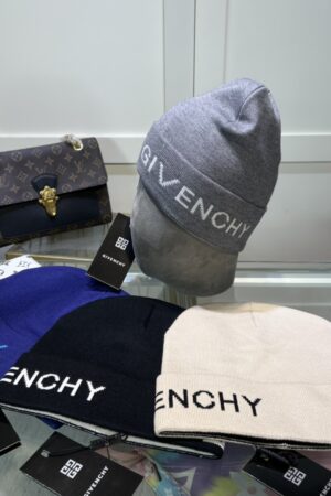 Givenchy GIVENCHY, knitted hat 😘 cashmere material 🙆🏻 cable knit pattern 😱 simple and elegant 👍 the tight knitting method is very thick, soft and comfortable 🙈 warm and fashionable ❤️ you can't put it down 👍 dear, hurry up and get it 👍😘 same style for men and women!
