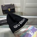 Givenchy GIVENCHY, knitted hat 😘 cashmere material 🙆🏻 cable knit pattern 😱 simple and elegant 👍 the tight knitting method is very thick, soft and comfortable 🙈 warm and fashionable ❤️ you can't put it down 👍 dear, hurry up and get it 👍😘 same style for men and women!