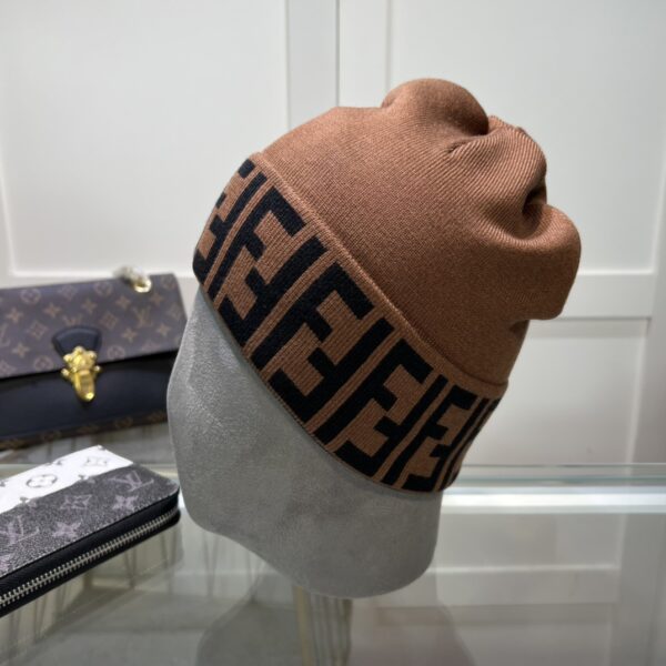 FENDI knitted hat 😘 🙆🏻New product on the official website😱Simple and elegant👍The tight knitting method is very thick, soft and comfortable🙈Warm and fashionable❤️You can't put it down👍Dear, hurry up and get it👍😘Same style for men and women! - Image 2