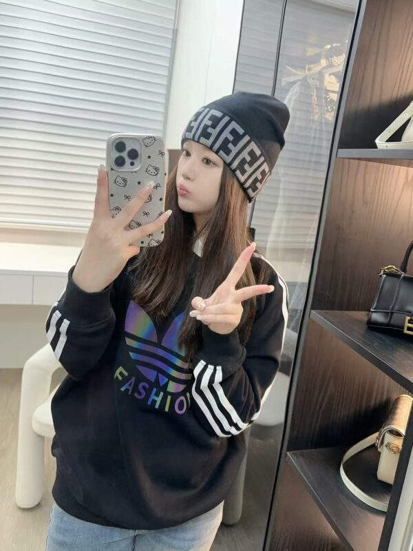FENDI knitted hat 😘 🙆🏻New product on the official website😱Simple and elegant👍The tight knitting method is very thick, soft and comfortable🙈Warm and fashionable❤️You can't put it down👍Dear, hurry up and get it👍😘Same style for men and women! - Image 4