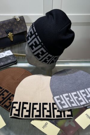 FENDI knitted hat 😘 🙆🏻New product on the official website😱Simple and elegant👍The tight knitting method is very thick, soft and comfortable🙈Warm and fashionable❤️You can't put it down👍Dear, hurry up and get it👍😘Same style for men and women!