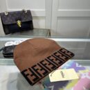 FENDI knitted hat 😘 🙆🏻New product on the official website😱Simple and elegant👍The tight knitting method is very thick, soft and comfortable🙈Warm and fashionable❤️You can't put it down👍Dear, hurry up and get it👍😘Same style for men and women!
