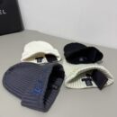 LV knitted hat〈Look for it, it is not an ordinary source on the market〉😘 The quality is synchronized with the official website, the only one in the market with the same version and color, perfect embroidery details, high-end authentic embroidery, 😱Simple and elegant👍 The tight knitting method is very thick, soft and comfortable🙈Warm and fashionable❤️You can't put it down👍Dear, hurry up and buy it👍😘Same style for men and women!
