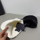 LV knitted hat〈Look for it, it is not an ordinary source on the market〉😘 The quality is synchronized with the official website, the only one in the market with the same version and color, perfect embroidery details, high-end authentic embroidery, 😱Simple and elegant👍 The tight knitting method is very thick, soft and comfortable🙈Warm and fashionable❤️You can't put it down👍Dear, hurry up and buy it👍😘Same style for men and women!