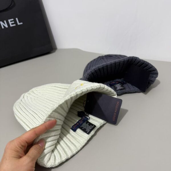 LV knitted hat〈Look for it, it is not an ordinary source on the market〉😘 The quality is synchronized with the official website, the only one in the market with the same version and color, perfect embroidery details, high-end authentic embroidery, 😱Simple and elegant👍 The tight knitting method is very thick, soft and comfortable🙈Warm and fashionable❤️You can't put it down👍Dear, hurry up and buy it👍😘Same style for men and women! - Image 5