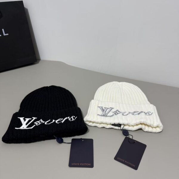 LV knitted hat〈Look for it, it is not an ordinary source on the market〉😘 The quality is synchronized with the official website, the only one in the market with the same version and color, perfect embroidery details, high-end authentic embroidery, 😱Simple and elegant👍 The tight knitting method is very thick, soft and comfortable🙈Warm and fashionable❤️You can't put it down👍Dear, hurry up and buy it👍😘Same style for men and women! - Image 8