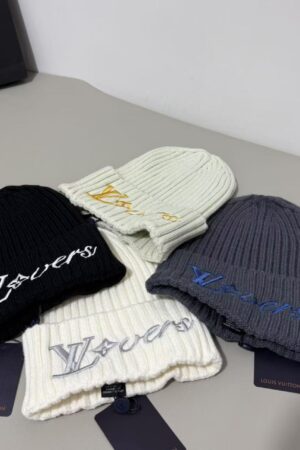 LV knitted hat〈Look for it, it is not an ordinary source on the market〉😘 The quality is synchronized with the official website, the only one in the market with the same version and color, perfect embroidery details, high-end authentic embroidery, 😱Simple and elegant👍 The tight knitting method is very thick, soft and comfortable🙈Warm and fashionable❤️You can't put it down👍Dear, hurry up and buy it👍😘Same style for men and women!