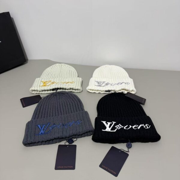 LV knitted hat〈Look for it, it is not an ordinary source on the market〉😘 The quality is synchronized with the official website, the only one in the market with the same version and color, perfect embroidery details, high-end authentic embroidery, 😱Simple and elegant👍 The tight knitting method is very thick, soft and comfortable🙈Warm and fashionable❤️You can't put it down👍Dear, hurry up and buy it👍😘Same style for men and women! - Image 9