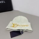 LV knitted hat〈Look for it, it is not an ordinary source on the market〉😘 The quality is synchronized with the official website, the only one in the market with the same version and color, perfect embroidery details, high-end authentic embroidery, 😱Simple and elegant👍 The tight knitting method is very thick, soft and comfortable🙈Warm and fashionable❤️You can't put it down👍Dear, hurry up and buy it👍😘Same style for men and women!