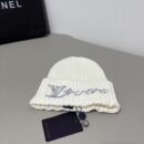 LV knitted hat〈Look for it, it is not an ordinary source on the market〉😘 The quality is synchronized with the official website, the only one in the market with the same version and color, perfect embroidery details, high-end authentic embroidery, 😱Simple and elegant👍 The tight knitting method is very thick, soft and comfortable🙈Warm and fashionable❤️You can't put it down👍Dear, hurry up and buy it👍😘Same style for men and women!