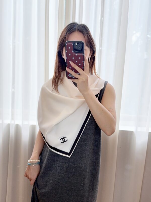 ✨✨New CH [white small logo pattern]‼ ️Beautiful [tears] Royal palace-level top‼ ️Classic element pattern design style❗️Extremely beautiful, really, the upper body is very flattering to the skin tone, versatile, whether it looks good or not, you can see for yourself - Image 5