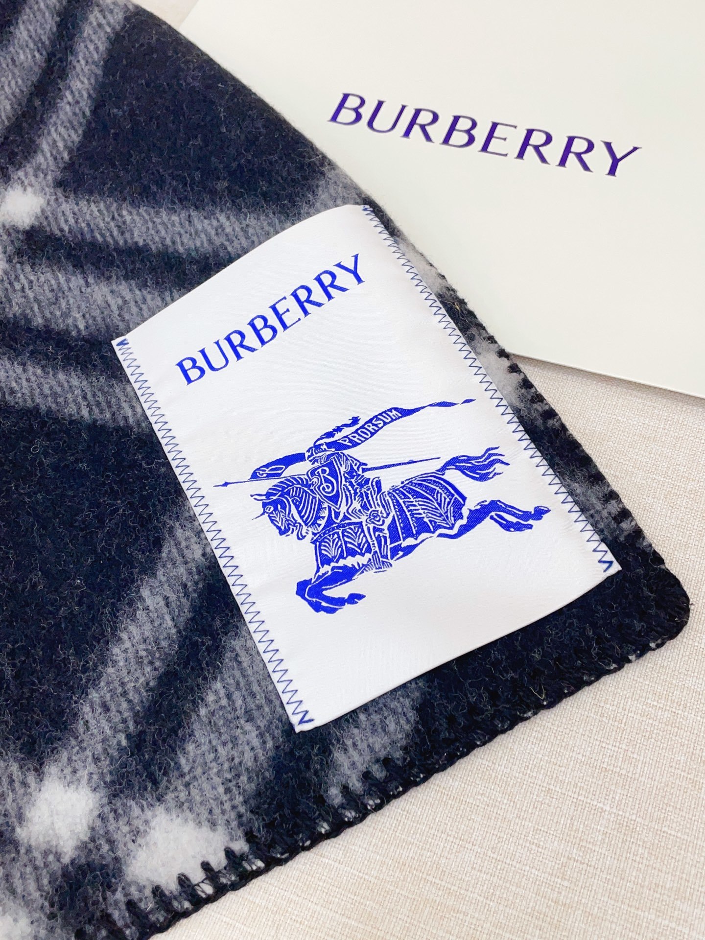 Burberry scarf - Image 6