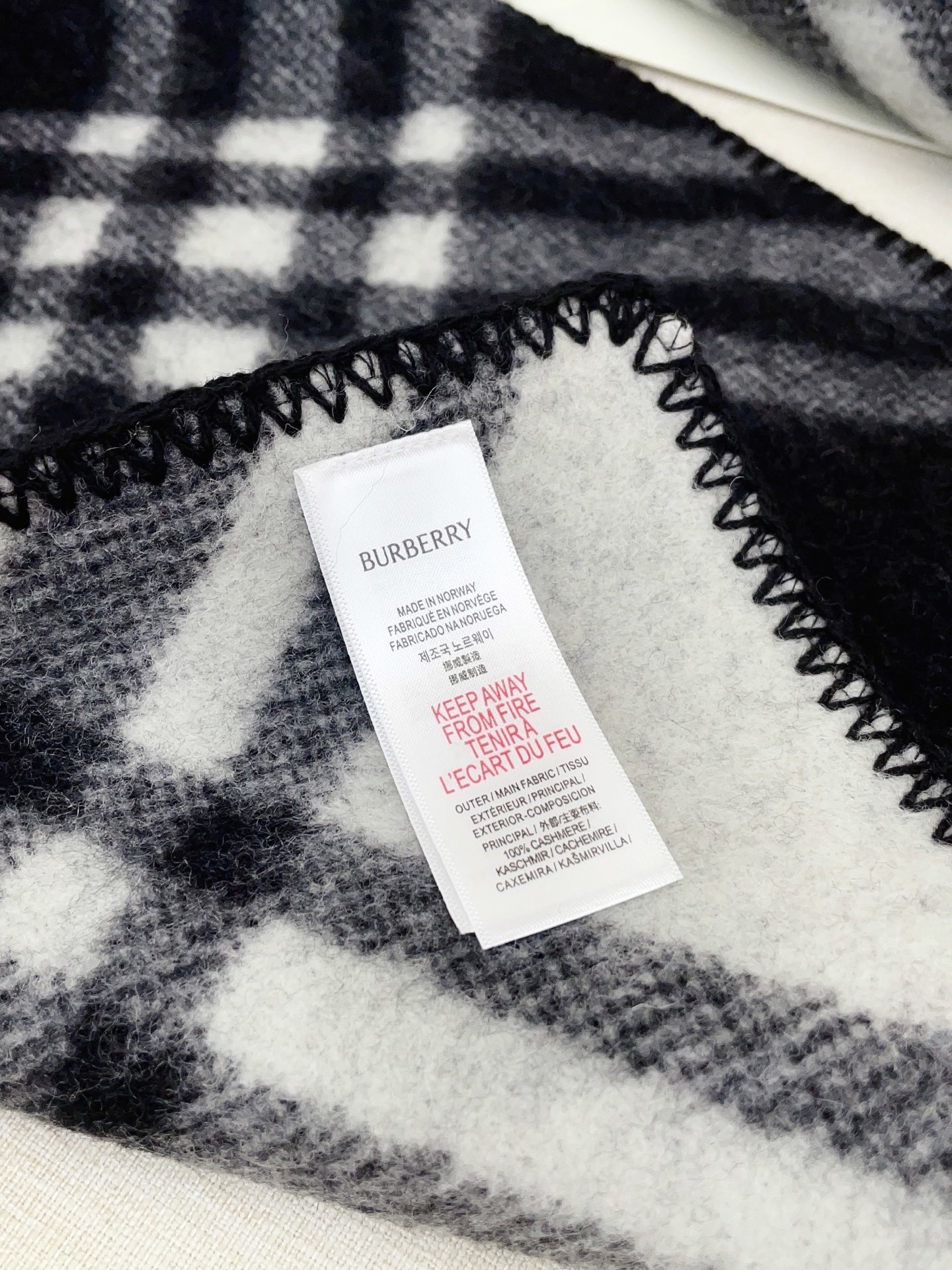 Burberry scarf - Image 7