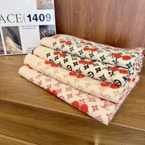 2025 Autumn and Winter Unisex Style, Synchronous Counter, High-end Cashmere Knitted Scarf - Image 8