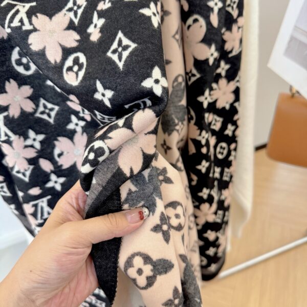 2025 Autumn and Winter Unisex Style, Synchronous Counter, High-end Cashmere Knitted Scarf - Image 8