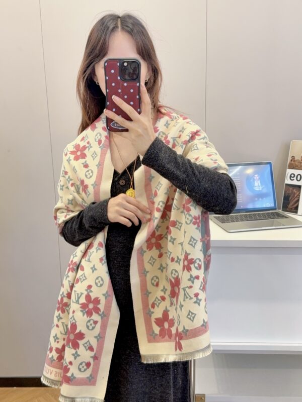 2025 Autumn and Winter Unisex Style, Synchronous Counter, High-end Cashmere Knitted Scarf - Image 4