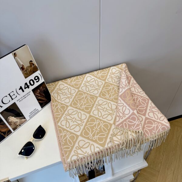 2025 Autumn and Winter Same Style for Men and Women, Available in the Same Counter, High-end Cashmere Knitted Scarves! - Image 13