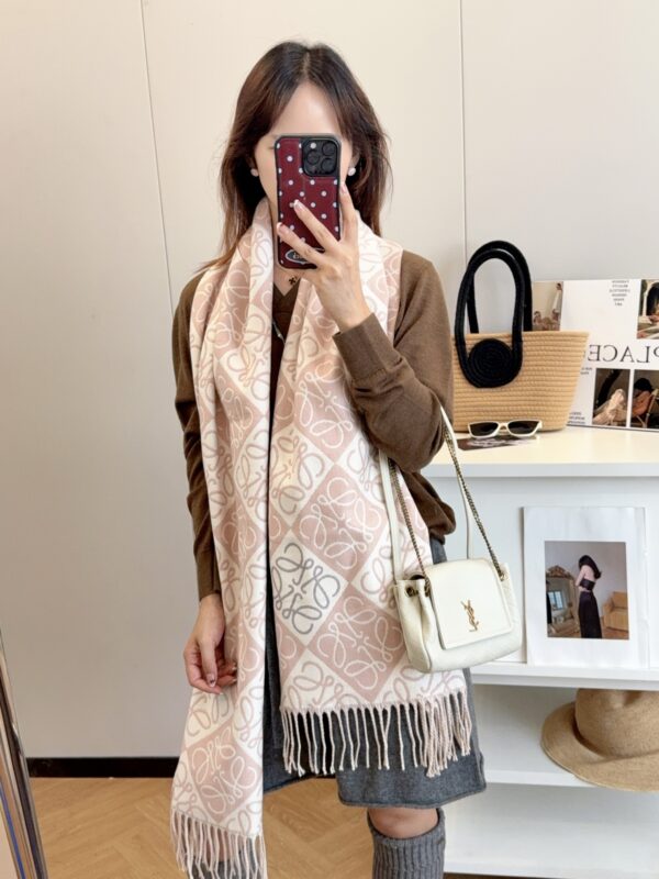 2025 Autumn and Winter Same Style for Men and Women, Available in the Same Counter, High-end Cashmere Knitted Scarves! - Image 4
