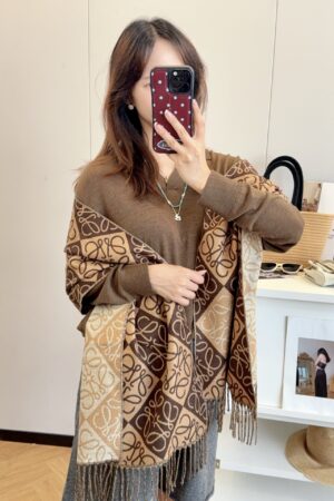 2025 Autumn and Winter Same Style for Men and Women, Available in the Same Counter, High-end Cashmere Knitted Scarves!