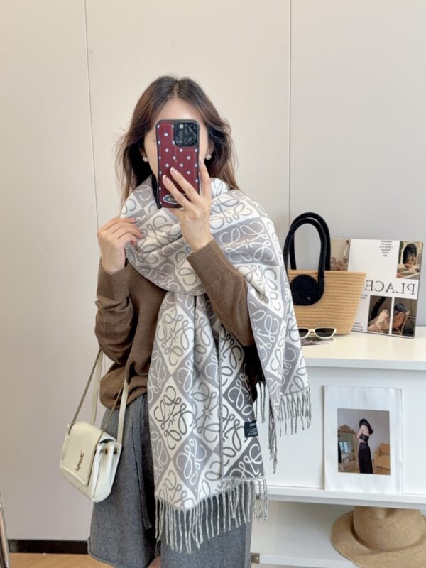2025 Autumn and Winter Same Style for Men and Women, Available in the Same Counter, High-end Cashmere Knitted Scarves! - Image 3