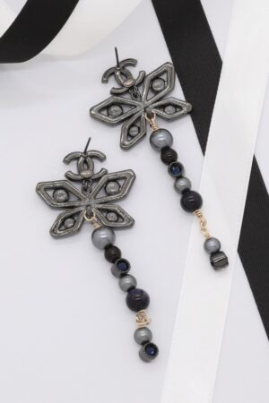 Chanel hollow butterfly rhinestone retro nostalgic gun black black gray pearl tassel pendant women's earrings（优曼）