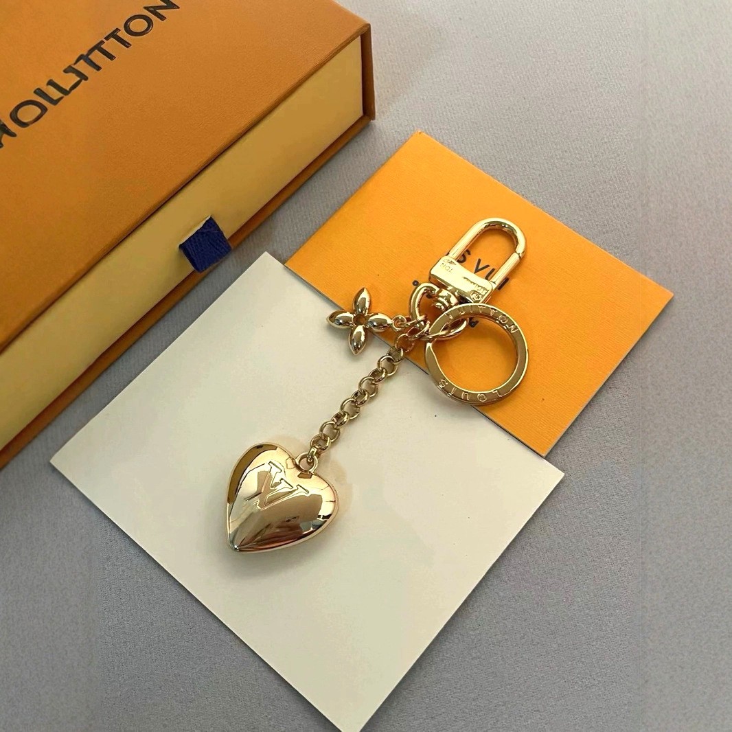 LV clothing and bags: fashionable, light luxury, high-end zinc alloy heart-shaped keychain pendant accessories - Image 2