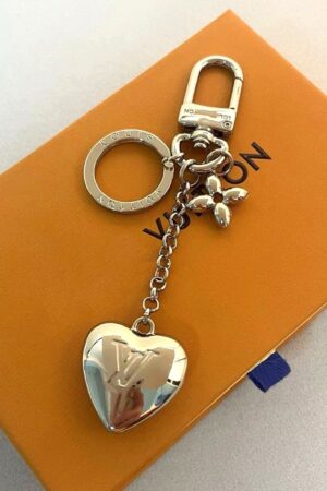 LV clothing and bags: fashionable, light luxury, high-end zinc alloy heart-shaped keychain pendant accessories