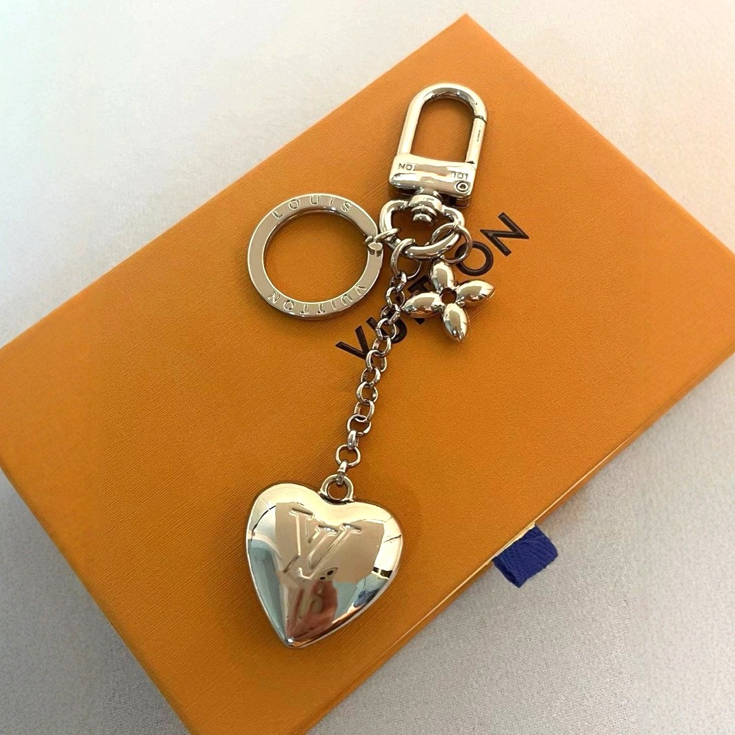 LV clothing and bags: fashionable, light luxury, high-end zinc alloy heart-shaped keychain pendant accessories